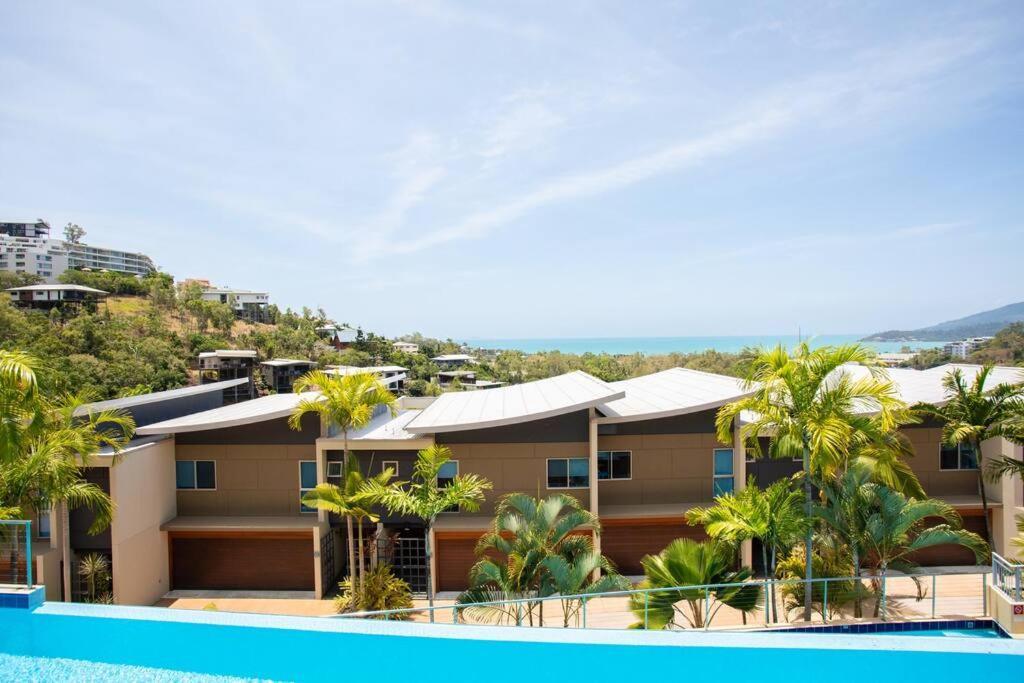 Azure Sea, Oceanviews, Wifi, 2 Pools + Gym Apartment