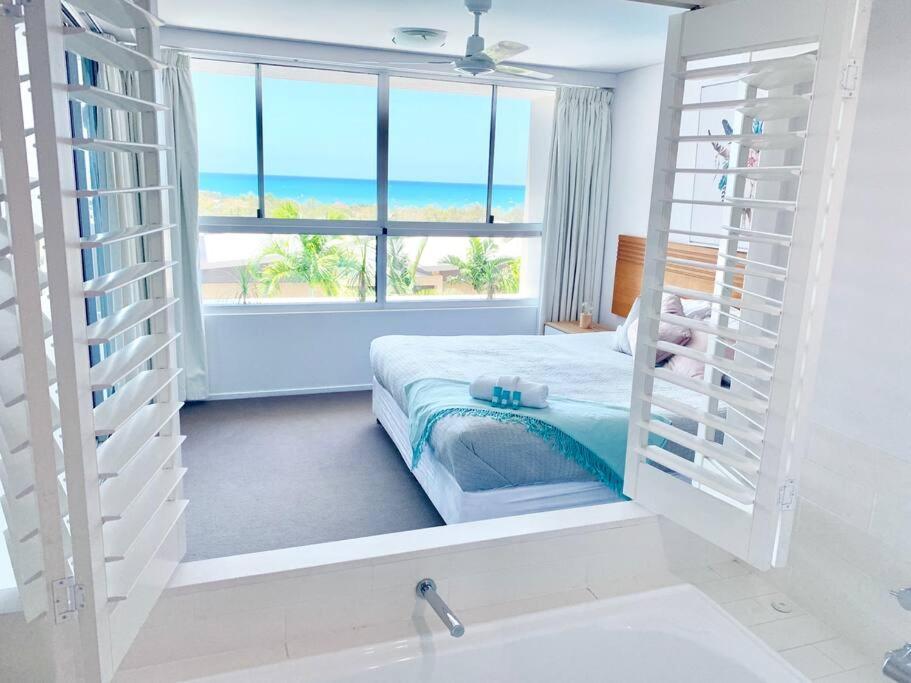 Azure Sea, Oceanviews, Wifi, 2 Pools + Gym Apartment *